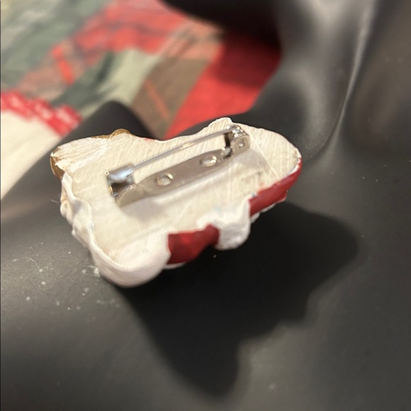 Festive Cat Brooch with Gold Accents - Picture 2 of 3